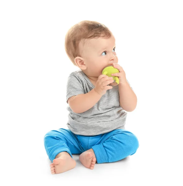 Bedårande liten baby med nibbler på vit bakgrund — Stockfoto