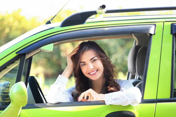 Ung kvinna i bilen — Stockfoto
