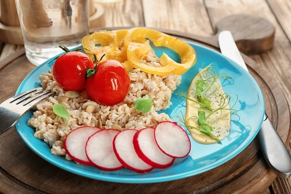 Placa con avena y verduras —  Fotos de Stock