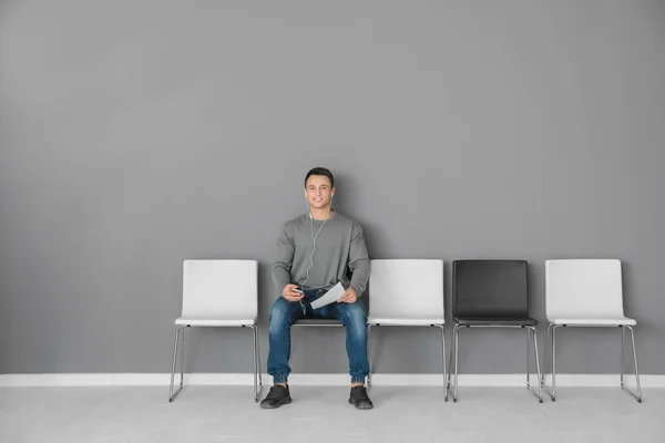 Jonge man wachten op sollicitatiegesprek in hal — Stockfoto