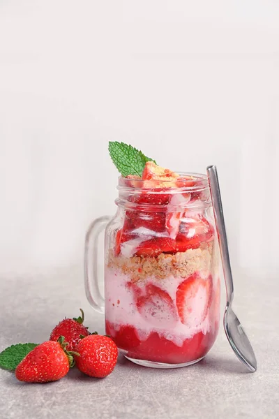 Gustoso dessert alla fragola — Foto Stock