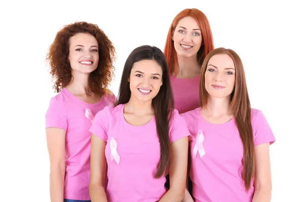 Mujeres jóvenes en camisetas rosas sobre fondo blanco. Concepto de conciencia sobre el cáncer de mama —  Fotos de Stock