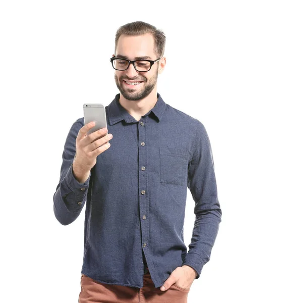 Attraktiver junger Mann mit Smartphone — Stockfoto