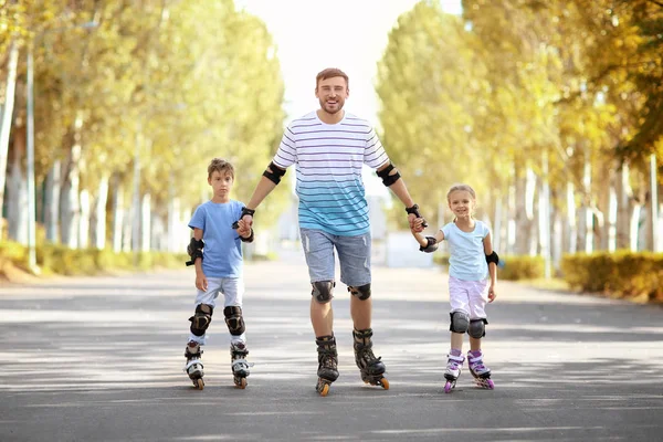 Baba ile oğlu ve kızı paten Parkı