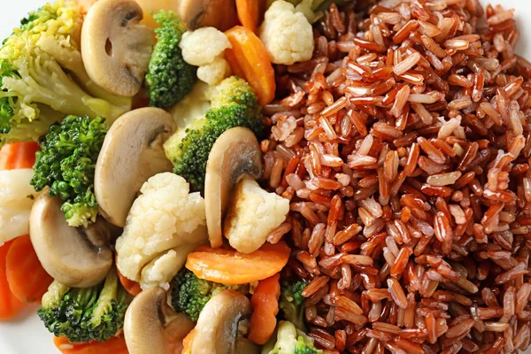 Sabroso arroz integral con verduras, primer plano —  Fotos de Stock