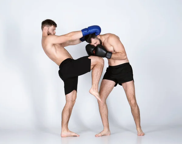 Чоловічий kickboxers боротьба — стокове фото
