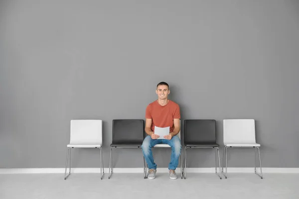 Jovem à espera de entrevista de emprego no salão — Fotografia de Stock