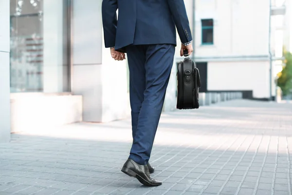 Красивый успешный бизнесмен в элегантном костюме на открытом воздухе — стоковое фото