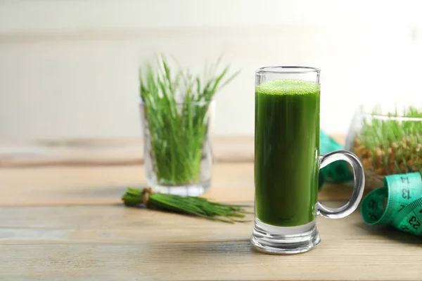 Healthy wheat grass juice — Stock Photo, Image