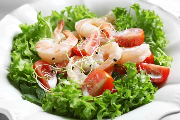 Lezzetli taze karides salatası 