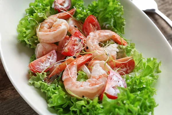 Lezzetli taze karides salatası 