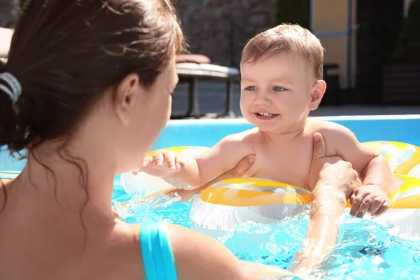 Barn simning lektionen. Söt liten pojke att lära sig simma med mamma i poolen — Stockfoto