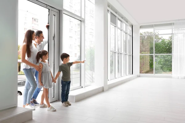 Happy family entering new house — Stock Photo, Image