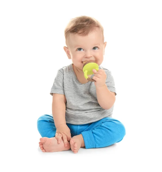 Entzückendes kleines Baby mit Knabber auf weißem Hintergrund — Stockfoto