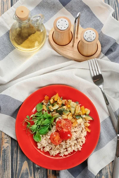 Tabak yulaf ezmesi ve sebze ile  