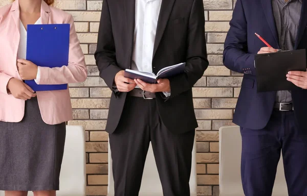 Grupp människor som väntar på anställningsintervju, inomhus — Stockfoto