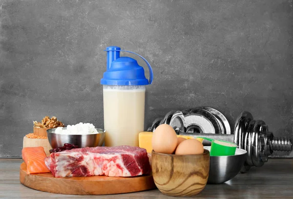 Protein içeceği, toz ve masasına yemek kompozisyonu