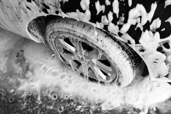 Automóvil en suds en el lavado de coches, primer plano — Foto de Stock