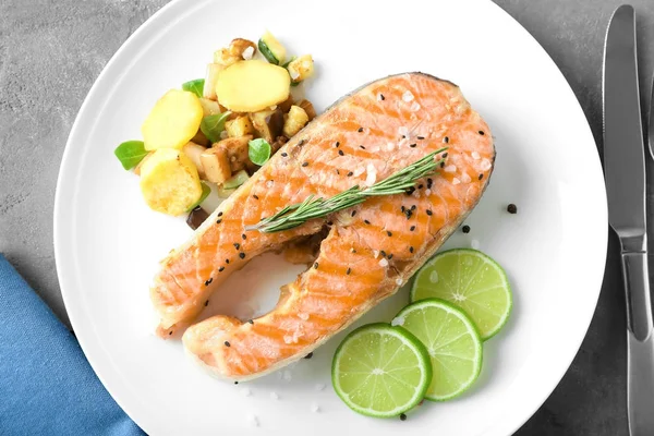 Delicioso bife de salmão — Fotografia de Stock