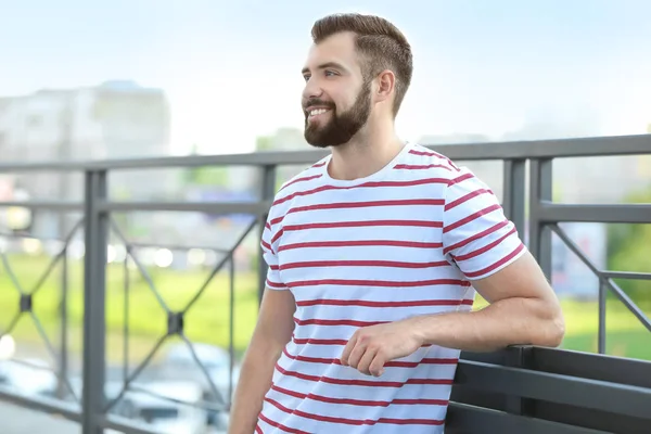 Hombre guapo en ropa casual al aire libre — Foto de Stock