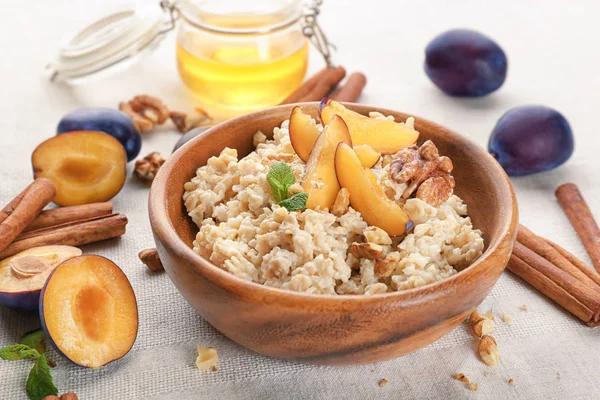 Yulaf ezmesi, taze Erik ve fındık tablo ile kase