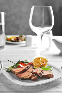 lezzetli biftek dilimlenmiş