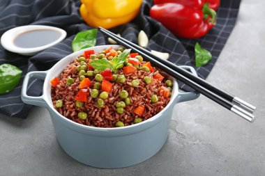 Kahverengi pirinç ve sebze tablo ile güveç