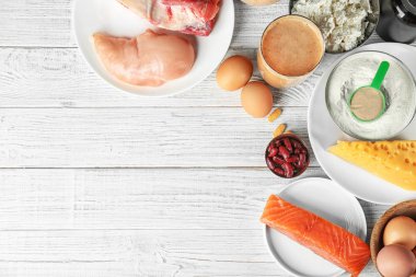 Yüksek protein yiyecek, toz ve ahşap arka plan üzerinde shake ile kompozisyon