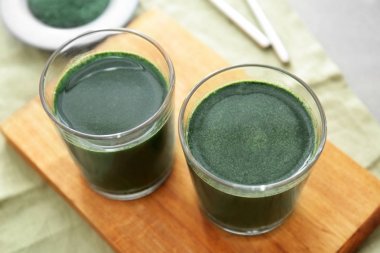 Ahşap tahta üzerinde spirulina içkiyle gözlük