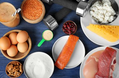 Yüksek protein yiyecek, toz ve ahşap arka plan üzerinde shake ile kompozisyon