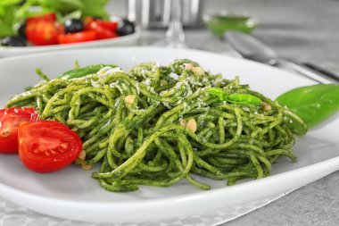 fesleğen pesto soslu makarna  