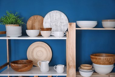 Mavi duvar arka plan üzerinde yemekleri ile raf mutfak