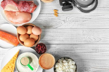 Yüksek protein yiyecek, toz ve ahşap arka plan üzerinde shake ile kompozisyon