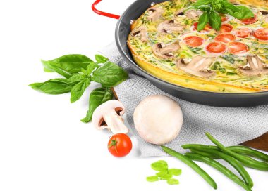 Ispanak frittata pan ve sebze, üzerinde beyaz izole ile kompozisyon