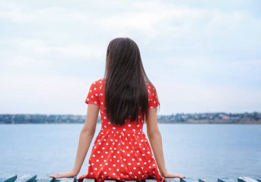 Genç Bayan nehir kenarında rahatlatıcı