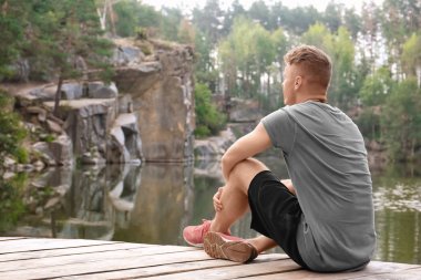 Lake Forest yakınındaki oturan genç adam