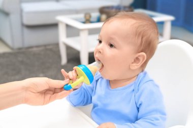 Nibbler'ı ile şirin bebek  