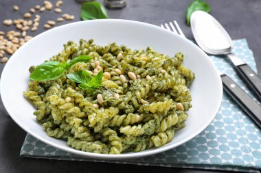 fesleğen pesto soslu makarna  