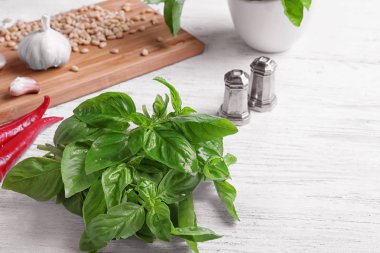 Ahşap masanın üzerine pesto sos için fesleğen yaprağı