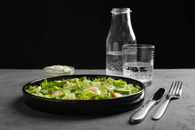 Lezzetli taze karides salatası 