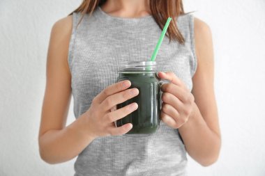 Mason kavanoza spirulina içki ile  