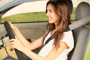 Hamile genç kadın sürüş araba