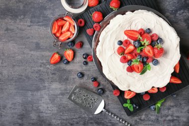 Meyveli çikolatalı kek. 