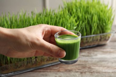 Genç adamın elini buğday çimen suyu çekim ile