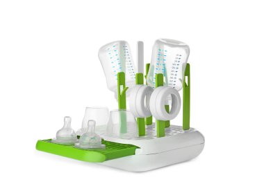 Beyaz arka plan üzerinde bebek şişe ile kurutma makinası