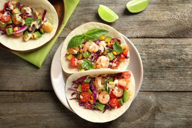 Plaka ile lezzetli karides tacos ahşap tablo