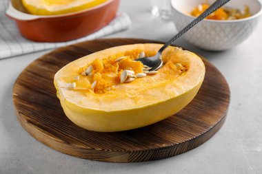 Spagetti squash ahşap tahta kesmek