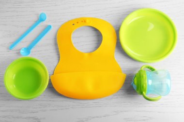 Parlak bebek dishware ile masaya ayarla