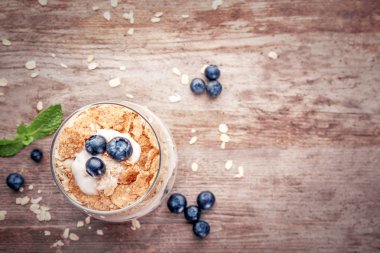 Yulaf gevreği ve taze çilek