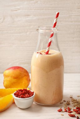 Goji meyveleri ile güler yüzlü